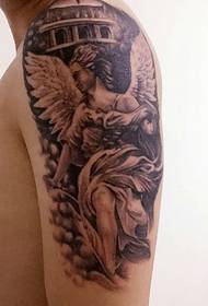 Črno-beli angelski tatoo velikega roka, poln osebnosti