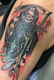 Grote arm tattoo illustratie mannelijke grote arm op gekleurde dood sikkel tattoo foto