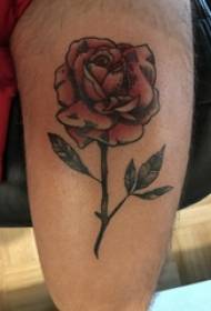 Цветна тетоважа, машко бедро, над уметничка слика за тетоважа со цвеќиња
