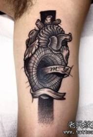 Motivo tatuaggio scuola cuore grande braccio