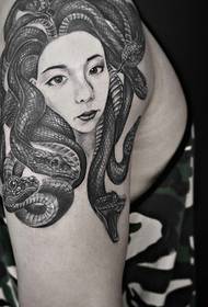 Ritratto di bellezza con serpente combinato con tatuaggio tatuaggio braccio grande