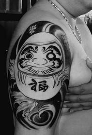 Crno-bijela slika tetovaža na velikoj ruci