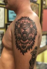 Dobbelt storarm tatovering mannlig stor arm på svart løve tatoveringsbilde