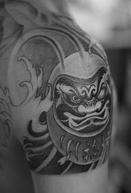 Црно-бела тетоважа личности на великој руци