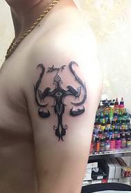 Tatuaggio tatuaggio totem a forma di braccio grande a forma super