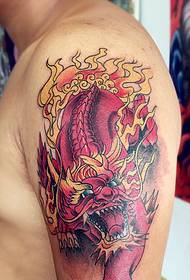 Il modello del tatuaggio dell'unicorno del fuoco del braccio grande domina il mondo