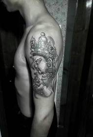 Schwaarz a wäiss Buddha Portrait Tattoo op de groussen Aarm