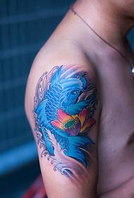 Aktiv farge blekksprut tatovering på den store armen