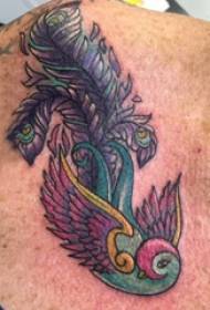 Tatuatge de cuixa masculina cuixa de noi a la imatge i tatuatge de ploma ocell i ploma