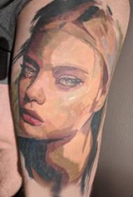 Coscia dello studente maschio del tatuaggio di stile della pittura a olio sull'immagine colorata del tatuaggio di stile della pittura a olio
