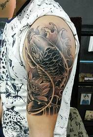 Сликата за тетоважи со црвена и бела лигњи од голема рака е многу доминантна