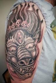 Toro testa di toro ragazzo grande braccio sulla foto orribile tatuaggio testa di toro