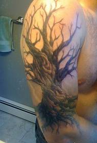 Grande braccio maschio di personalità su un vecchio albero appassito meravigliosamente alla moda