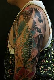 Слика тетоваже велике лигње у боји боја руку врло је привлачна