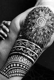 Braț mare alb-negru clasic cu tatuaj totem imagine încrezător plin