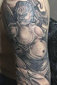 Grande modello di tatuaggio totem bianco e nero perfetto