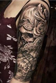 Vajzë me tatuazhe të dyfishtë krah me krahë dhe tatuazhe në krahun e madh