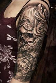 Msichana wa tattoo ya mkono wa pili na mikono na tatoo kwenye mkono mkubwa