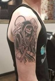 Tatuaggio di morte, maschio, grande braccio su teschio nero foto di tatuaggio di morte