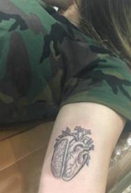Илустрација за тетоважа на голема рака девојка голема рака на црно срце слика за тетоважа
