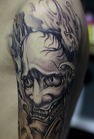 I grandi tatuaggi in bianco e nero preferiti dai ragazzi