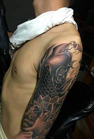 Большая татуировка руки с изображением лотоса и кальмара
