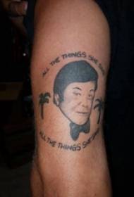 Pora didelių rankos tatuiruočių berniukas didelę ranką ant juodo portreto tatuiruotės paveikslėlio