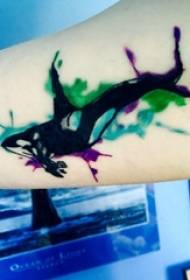 Слика тетоваже китова за девојке китова на великој руци