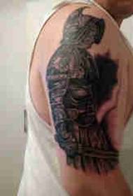 Velika ruka tetovaža dječaka Samuraja na slici crne tetovaže ratnika