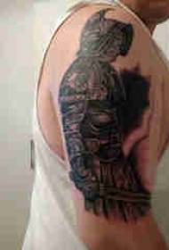 De grutte earm fan Samurai tatoeage jongen op swarte tatoeëringsfoto fan kriger