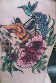 Rostlinné tetování dívčího stehna na zvířecích a rostlinných tetovacích obrázcích