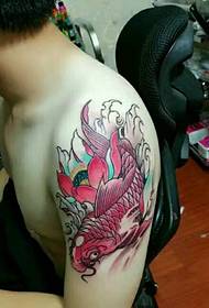 живахна црвена тетоважа снаппер на великој руци