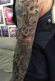 Lielās rokas melnbaltā totēma tetovējuma attēls ir ļoti glīts