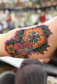 Illustrazione del tatuaggio del grande braccio grande braccio maschio sull'immagine del tatuaggio del fiore e a forma di cuore