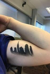 Tatuaggi doppio braccio grande braccio maschio su immagine di tatuaggio edificio nero