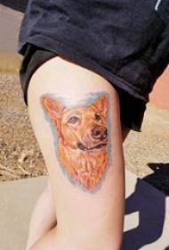 Gadis tato hewan Baile berwarna anak anjing di gambar tato paha
