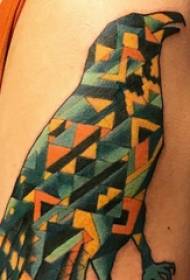 Stor arm tatovering illustration mandlig stor arm på farvet geometrisk ørn tatovering billede