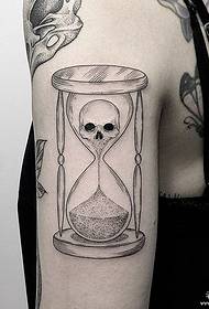 Flickans personlighet, timglas med stor arm, tatueringsmönster