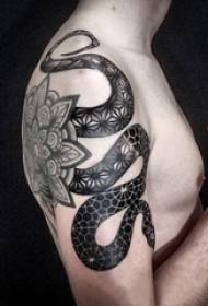 Голяма ръка на татуировката на татуировката на мъжкия студент на снимката на ваниловото цвете и татуировката на змията