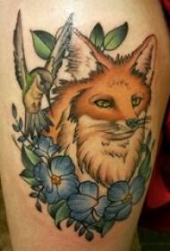 Tuab tattoo kev lig kev cai hluas nkauj ncej puab ntawm paj thiab fox tattoo duab