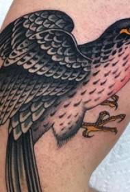 Илустрација за тетоважа со голема рака машка голема рака на обоена слика за тетоважа со орел