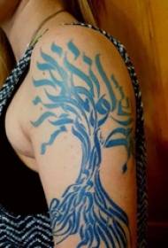 Tattoo twigen manlike grutte earm op tatoeage foto fan blauwe beam