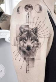 Yaviri yakakura ruoko ruoko musikana muhombe ruoko pa geometry uye wolf musoro tattoo mufananidzo