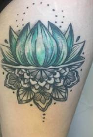 Tradicionalna tetovaža bedara djevojčino bedro na obojenoj slici tetovaže lotosa