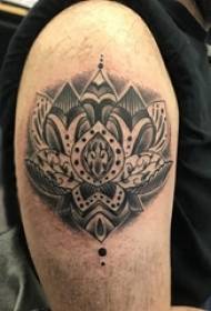 Tattoo lotus, txiv neej caj npab, dub qhaus tattoo daim duab