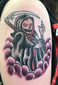 Mirties pjautuvo formos tatuiruotės modelio didelė ranka ant mirties pjautuvo tatuiruotės paveikslėlio