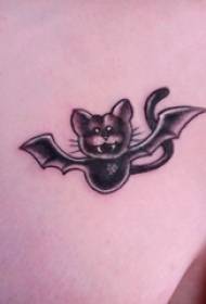 Tattoo bat bat maskili fuq ritratt tat-tatwaġġ tal-lejl iswed