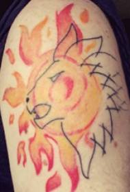 Zon en leeuw tattoo patroon jongen grote arm op zon en leeuw tattoo foto