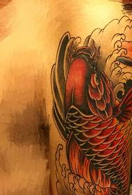 Didelis raudonų kalmarų tatuiruotės paveikslas patraukia dėmesį
