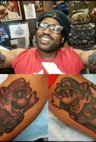 Karakter vizatimor djalosh tatuazhi me krah të madh në fotografinë me tatuazhe mario me ngjyra